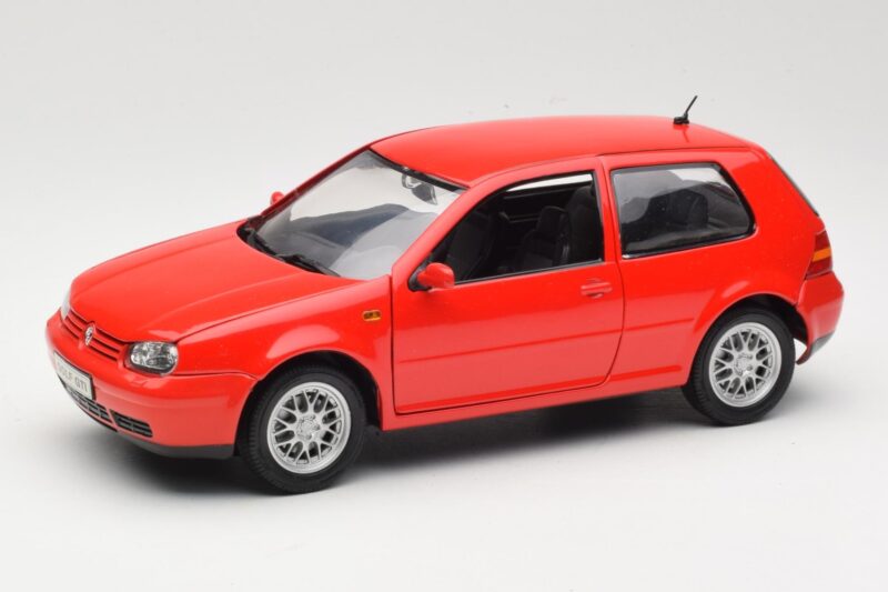 Volkswagen Golf Mk4 GTI Rot Revell 1:18 08943 Druckguss