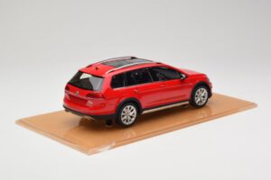 Volkswagen Golf Mk7 Alltrack Tornado Red DNA 1:18 DNA000035 Resin — Bild 2 von 6