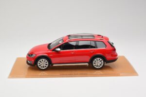 Volkswagen Golf Mk7 Alltrack Tornado Red DNA 1:18 DNA000035 Resin — Bild 3 von 6