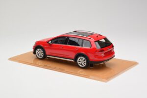 Volkswagen Golf Mk7 Alltrack Tornado Red DNA 1:18 DNA000035 Resin — Bild 5 von 6