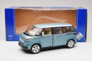 Volkswagen Microbus Concept Hellgrün Revell 1:18 08444 Druckguss — Bild 8 von 8