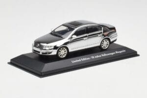Volkswagen Passat B6 Chrome Silver 10 Years Volkswagen Magazine Minichamps 1:43 PASSAT004 Druckguss — Bild 2 von 4