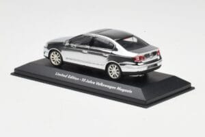 Volkswagen Passat B6 Chrome Silver 10 Years Volkswagen Magazine Minichamps 1:43 PASSAT004 Druckguss — Bild 3 von 4
