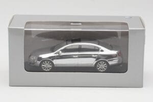 Volkswagen Passat B6 Chrome Silver 10 Years Volkswagen Magazine Minichamps 1:43 PASSAT004 Druckguss — Bild 4 von 4