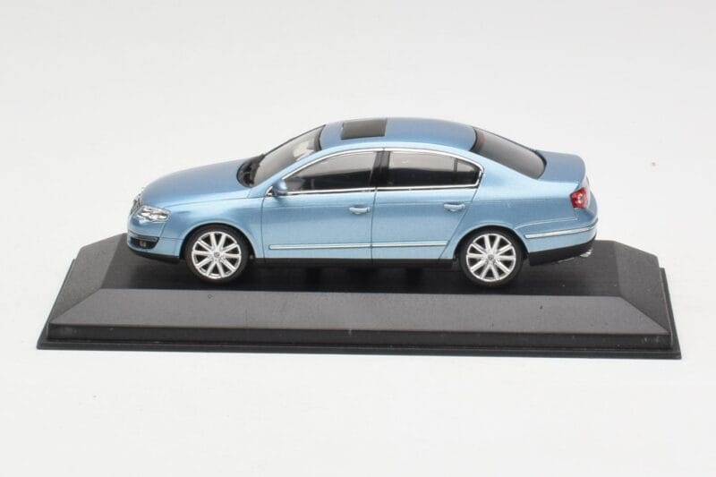 Volkswagen Passat B6 Blue Metallic Minichamps 1:43 PASSAT002 Druckguss