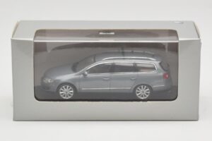 Volkswagen Passat B6 Variant Grey Metallic Minichamps 1:43 PASSAT005 Druckguss — Bild 4 von 4