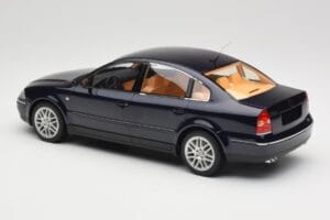 Volkswagen Passat W8 B5.5 Indigo Blue DNA 1:18 DNA000029 Druckguss — Bild 5 von 6