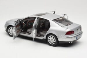 Volkswagen Phaeton D1 Silver Metallic AUTOart 1:18 79742 Druckguss — Bild 5 von 8