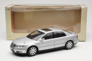 Volkswagen Phaeton D1 Silver Metallic AUTOart 1:18 79742 Druckguss — Bild 8 von 8