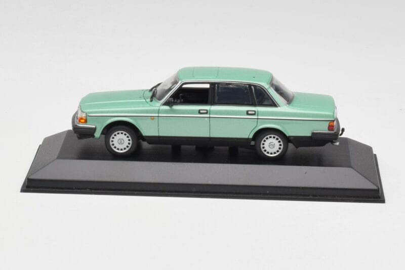 Volvo 240 GL Grün Metallic Minichamps 1:43 Volvo 240 GL Grün Metallic Minichamps 1:43 400171402 Druckguss