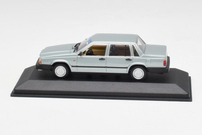 Volvo 240 GL Silber Metallic Minichamps 1:43 940171402 Druckguss