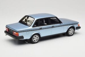 Volvo 244 Turbo Hellblau DNA 1:18 DNA000135 Druckguss — Bild 2 von 6