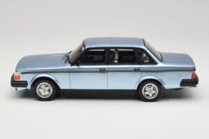 Volvo 244 Turbo Hellblau DNA 1:18 DNA000135 Druckguss — Bild 3 von 6