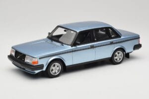Volvo 244 Turbo Hellblau DNA 1:18 DNA000135 Druckguss