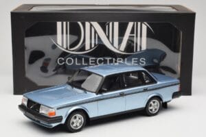 Volvo 244 Turbo Hellblau DNA 1:18 DNA000135 Druckguss — Bild 6 von 6