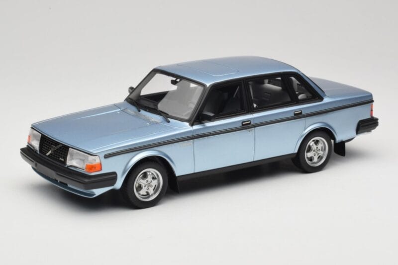 Volvo 244 Turbo Hellblau DNA 1:18 DNA000135 Druckguss