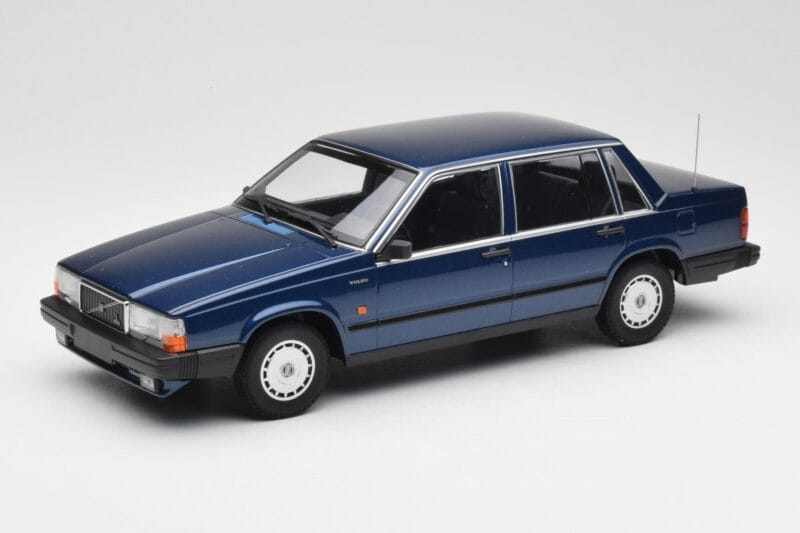 Volvo 740 GL Dark Blue Metallic Minichamps 1:18 155171701 Druckguss