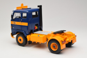 Volvo F88 Dunkelblau Gelb MCG 1:18 MCG18140 Druckguss — Bild 7 von 8