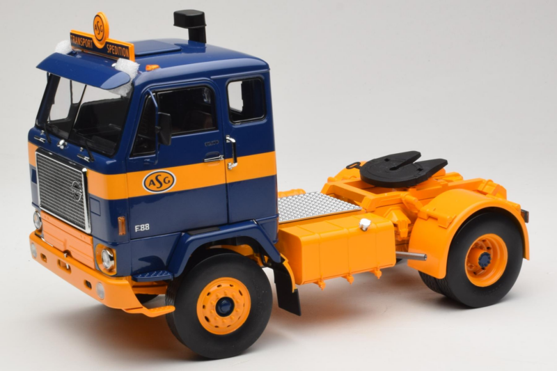 Volvo F88 Dunkelblau Gelb MCG 1:18 MCG18140 Druckguss