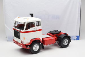 Volvo F88 Weiß Rot MCG 1:18 MCG18141 Druckguss — Bild 8 von 8