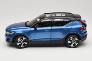 Volvo XC40 Recharge Blau Metallic Paudi Model 1:18 2562373 Druckguss — Bild 4 von 8