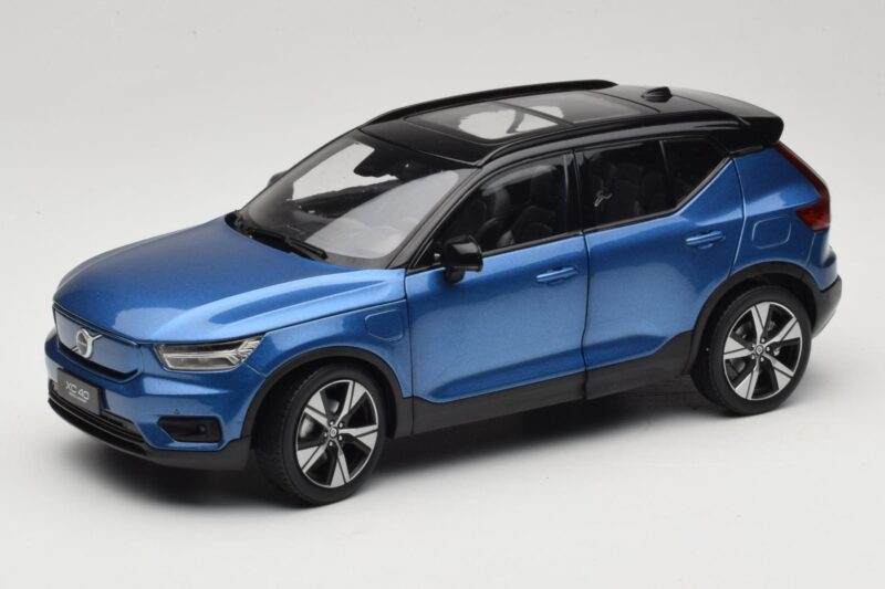 Volvo XC40 Recharge Blau Metallic Paudi Model 1:18 2562373 Druckguss