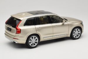 Volvo XC90 Luminous Sand Yellow Paudi Model 1:18 9430841 Druckguss — Bild 3 von 8