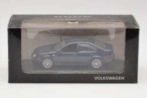 Volkswagen Bora Ocean Blau Minichamps 1:43 8198223B Druckguss — Bild 4 von 4