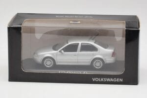 Volkswagen Bora Reflex Silber Minichamps 1:43 81982223S Druckguss — Bild 4 von 4