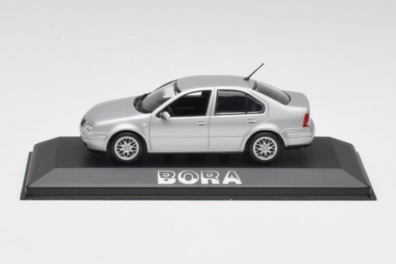 Volkswagen Bora Reflex Silber Minichamps 1:43 81982223S Druckguss