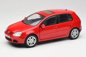 Volkswagen Golf Mk5 4-Door Tornado Rot Bburago 1:18 GOLF001 Druckguss
