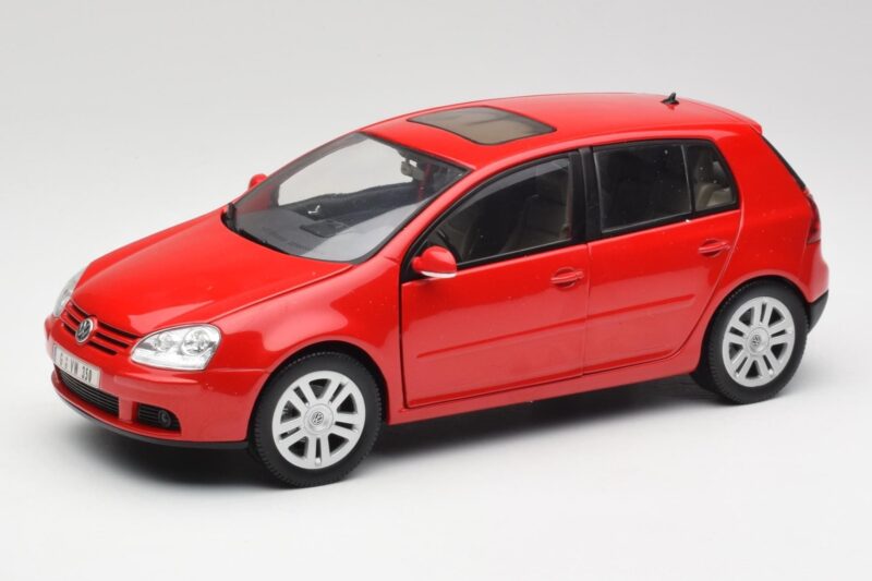 Volkswagen Golf Mk5 4-Door Tornado Rot Bburago 1:18 GOLF001 Druckguss