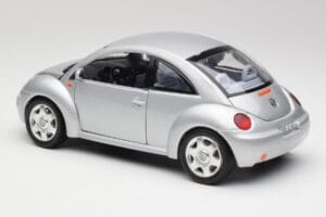 Volkswagen New Beetle Reflex Silber Metallic Bburago 1:18 3322 Druckguss — Bild 7 von 8