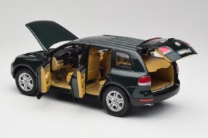 Volkswagen Touareg V10 TDI Reed Green Metallic Bburago 1:18 34911 Druckguss — Bild 5 von 8