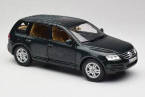 Volkswagen Touareg V10 TDI Reed Green Metallic Bburago 1:18 34911 Druckguss — Bild 6 von 8