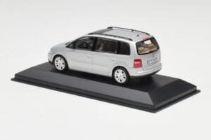 Volkswagen Touran Reflex Silber Minichamps 1:43 TOURAN001 Druckguss — Bild 3 von 4
