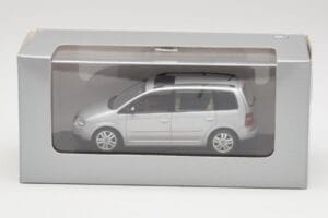 Volkswagen Touran Reflex Silber Minichamps 1:43 TOURAN001 Druckguss — Bild 4 von 4