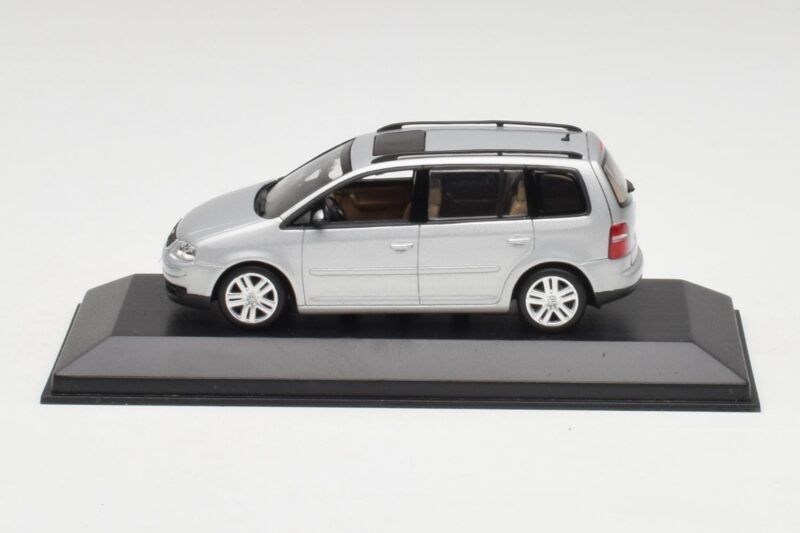 Volkswagen Touran Reflex Silber Minichamps 1:43 TOURAN001 Druckguss