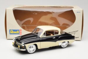 Wartburg 311 Coupe Schwarz & Beige Revell 1:18 08419 Druckguss — Bild 8 von 8