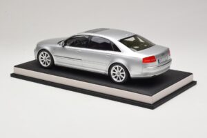 Audi A8 D3 W12 Ice Silver Metallic MotorHelix 1:18 MH030ISM Resin — Bild 5 von 7