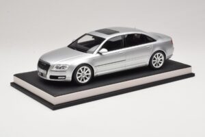 Audi A8 D3 W12 Ice Silver Metallic MotorHelix 1:18 MH030ISM Resin — Bild 2 von 7