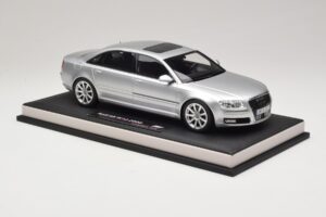 Audi A8 D3 W12 Ice Silver Metallic MotorHelix 1:18 MH030ISM Resin — Bild 4 von 7