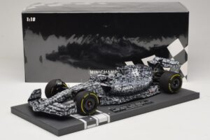 Alfa Romeo Orlen C42 R. Kubica Testing Barcelona 2022 Minichamps 1:18 117229988 Resin — Bild 7 von 7
