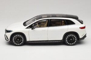 Mercedes EQS SUV X296 Manufaktur Diamond White NZG 1:18 B66960590 Druckguss — Bild 4 von 8