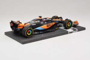 McLaren MCL60 #81 O. Piastri Hungarian GP 2023 Minichamps 1:18 537233081 Resin — Bild 2 von 7
