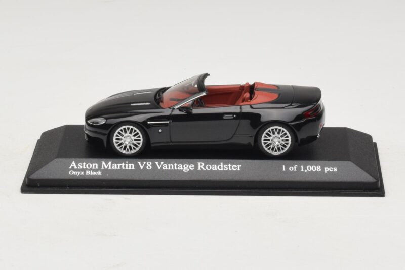 Aston Martin V8 Vantage Roadster Schwarz Metallic Minichamps 1:43 400137431 Druckguss