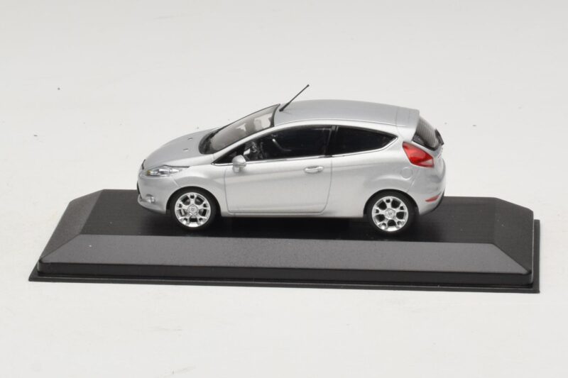 Ford Fiesta Mk7 Moondust Silver Metallic Minichamps 1:43 403088003 Druckguss