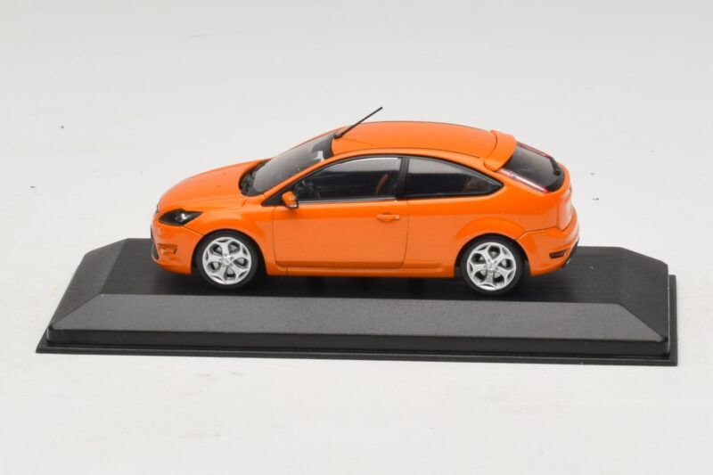 Ford Focus ST Mk2 Electric Orange Ersatzverpackung Minichamps 1:43 Ford Focus ST Mk2 Electric Orange Ersatzverpackung Minichamps 1:43 400087302-R1 Druckguss