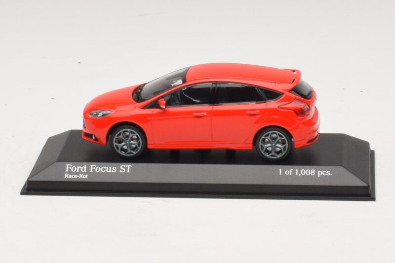 Ford Focus ST Mk3 Rot Minichamps 1:43 Ford Focus ST Mk3 Rot Minichamps 1:43 410081001 Druckguss