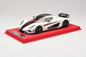 Koenigsegg Regera Weiß mit Schwarzem Carbon FrontiArt 1:18 REMC043 Resin